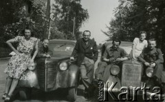 Lipiec 1946, Hamburg-Bergedorf, Niemcy.
Polska Misja Repatriacyjna w Lubece, Oddział w Bergedorfie. Żołnierze 174 Baterii 58 Pułku Artylerii Przeciwlotniczej wchodzącej w skład 11 Dywizji Pancernej Wielkiej Brytanii w towarzystwie kobiet. W środku polski oficer łącznikowy.
Fot. NN, zbiory Ośrodka KARTA, album Zofii i Czesława Michalskich, przekazał Adam Pyrek

