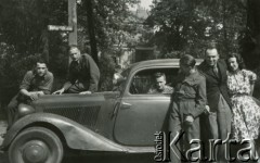 Lipiec 1946, Hamburg-Bergedorf, Niemcy.
Polska Misja Repatriacyjna w Lubece, Oddział w Bergedorfie. Żołnierze 174 Baterii 58-Pułku Artylerii Przeciwlotniczej wchodzącej w skład 11 Dywizji Pancernej Wielkiej Brytanii w towarzystwie kobiet. 2. z prawej polski oficer łącznikowy.
Fot. NN, zbiory Ośrodka KARTA, album Zofii i Czesława Michalskich, przekazał Adam Pyrek
