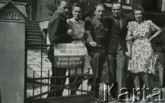Lipiec 1946, Hamburg-Bergedorf, Niemcy.
Polska Misja Repatriacyjna w Lubece, Oddział w Bergedorfie. Siedziba Polskiego oficera łącznikowego (2. z prawej).
Fot. NN, zbiory Ośrodka KARTA, album Zofii i Czesława Michalskich, przekazał Adam Pyrek
