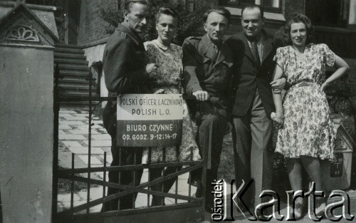 Lipiec 1946, Hamburg-Bergedorf, Niemcy.
Polska Misja Repatriacyjna w Lubece, Oddział w Bergedorfie. Siedziba Polskiego oficera łącznikowego (2. z prawej).
Fot. NN, zbiory Ośrodka KARTA, album Zofii i Czesława Michalskich, przekazał Adam Pyrek
