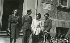 Lipiec 1947, Lubeka, Niemcy.
Żołnierze i kobiety przed Wydziałem Konsularnym Polskiej Misji Wojskowej oraz Polską Misją Repatriacyjną.
Fot. NN, zbiory Ośrodka KARTA, album Zofii i Czesława Michalskich, przekazał Adam Pyrek