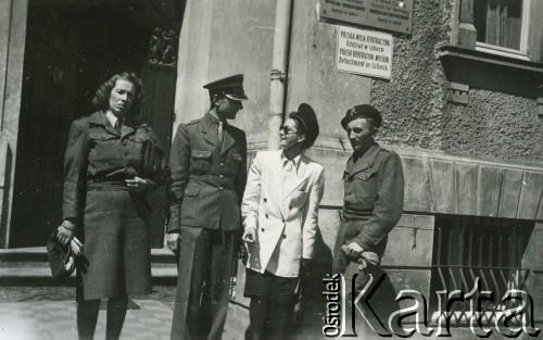 Lipiec 1947, Lubeka, Niemcy.
Żołnierze i kobiety przed Wydziałem Konsularnym Polskiej Misji Wojskowej oraz Polską Misją Repatriacyjną.
Fot. NN, zbiory Ośrodka KARTA, album Zofii i Czesława Michalskich, przekazał Adam Pyrek