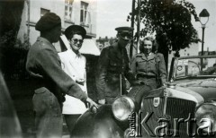 Lipiec 1947, Lubeka, Niemcy.
Żołnierze i kobiety przed Wydziałem Konsularnym Polskiej Misji Wojskowej oraz Polską Misją Repatriacyjną.
Fot. NN, zbiory Ośrodka KARTA, album Zofii i Czesława Michalskich, przekazał Adam Pyrek