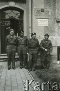 Lipiec 1947, Lubeka, Niemcy.
Wydział Konsularny Polskiej Misji Wojskowej oraz Polska Misja Repatriacyjna. Żołnierze 174 Baterii 58 Pułku Artylerii Przeciwlotniczej wchodzącej w skład 11 Dywizji Pancernej Wielkiej Brytanii, 1. z lewej oficer łącznikowy.
Fot. NN, zbiory Ośrodka KARTA, album Zofii i Czesława Michalskich, przekazał Adam Pyrek
