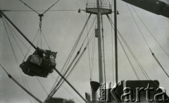 Sierpień 1947, Travemunde/k.Lubeki, Niemcy.
Repatriacja - załadunek bagaży na nabrzeżu portu w Travemunde.
Fot. NN, zbiory Ośrodka KARTA, album Zofii i Czesława Michalskich, przekazał Adam Pyrek
