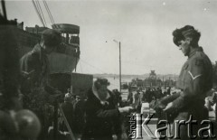 Sierpień 1947, Travemunde/k.Lubeki, Niemcy.
Repatrianci na nabrzeżu portu w Travemunde.
Fot. NN, zbiory Ośrodka KARTA, album Zofii i Czesława Michalskich, przekazał Adam Pyrek
