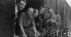 Sierpień 1947, Lubeka, Niemcy.
Grupa osób w drzwiach wagonu pociągu repatriacyjnego.
Fot. NN, zbiory Ośrodka KARTA, album Zofii i Czesława Michalskich, przekazał Adam Pyrek
