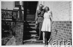 Sierpień 1947, Reinbek/k.Hamburga, Niemcy.
Polski oficer łącznikowy 174 Baterii 58 Pułku Artylerii Przeciwlotniczej wchodzącej w skład 11 Dywizji Pancernej Wielkiej Brytanii w towarzystwie kobiety.
Fot. NN, zbiory Ośrodka KARTA, album Zofii i Czesława Michalskich, przekazał Adam Pyrek