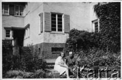 Sierpień 1947, Reinbek/k.Hamburga, Niemcy.
Polski oficer łącznikowy 174 Baterii 58 Pułku Artylerii Przeciwlotniczej wchodzącej w skład 11 Dywizji Pancernej Wielkiej Brytanii w towarzystwie kobiety.
Fot. NN, zbiory Ośrodka KARTA, album Zofii i Czesława Michalskich, przekazał Adam Pyrek