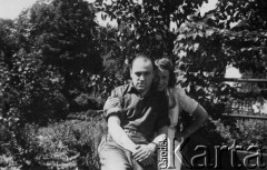 Sierpień 1947, Reinbek/k.Hamburga, Niemcy.
Polski oficer łącznikowy 174 Baterii 58 Pułku Artylerii Przeciwlotniczej wchodzącej w skład 11 Dywizji Pancernej Wielkiej Brytanii w towarzystwie kobiety.
Fot. NN, zbiory Ośrodka KARTA, album Zofii i Czesława Michalskich, przekazał Adam Pyrek
