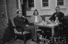 Sierpień 1947, Reinbek/k.Hamburga, Niemcy.
Z lewej polski oficer łącznikowy 174 Baterii 58 Pułku Artylerii Przeciwlotniczej wchodzącej w skład 11 Dywizji Pancernej Wielkiej Brytanii.
Fot. NN, zbiory Ośrodka KARTA, album Zofii i Czesława Michalskich, przekazał Adam Pyrek
