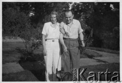 Sierpień 1947, Reinbek/k.Hamburga, Niemcy.
Polski oficer łącznikowy 174 Baterii 58 Pułku Artylerii Przeciwlotniczej wchodzącej w skład 11 Dywizji Pancernej Wielkiej Brytanii w towarzystwie kobiety.
Fot. NN, zbiory Ośrodka KARTA, album Zofii i Czesława Michalskich, przekazał Adam Pyrek