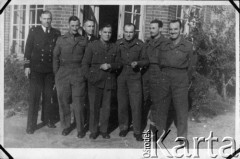 Wrzesień 1947, Reinbek/k.Hamburga, Niemcy.
Żołnierze 174 Baterii 58 Pułku Artylerii Przeciwlotniczej wchodzącej w skład 11 Dywizji Pancernej Wielkiej Brytanii, dowodzonej przez generała Georg'a Roberts'a, 3. z prawej polski oficer łącznikowy.
Fot. NN, zbiory Ośrodka KARTA, album Zofii i Czesława Michalskich, przekazał Adam Pyrek
