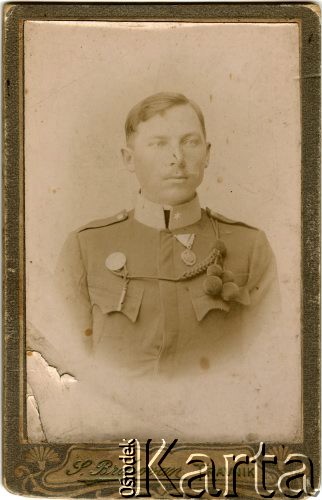 1908-1911, Travnik, Austro-Węgry.  
Franciszek Opioła w mundurze armii austro-węgierskiej, służył w 57 Galicyjskim Pułku Piechoty Austro-Węgier.
Fot. S. Brasovan (?), zbiory Ośrodka KARTA, kolekcja Ryszarda Łopatki