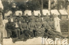1915, Gries k. Bozen, Tyrol, Austro-Węgry. 
Żołnierze w mundurach armii austro-węgierskiej w towarzystwie dwóch pielęgniarek. 1. z lewej stoi starszy szeregowy Franciszek Opioła.
Fot. NN, zbiory Ośrodka KARTA, kolekcja Ryszarda Łopatki