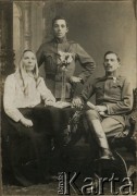 1908-1915, prawdopodobnie Tarnów, zabór austriacki.
Maria Opioła z synami - Janem (stoi) i Franciszkiem. Zdjęcie wykonano w atelier fotograficznym przy ul. Krakowskiej 8. 
Fot. NN, zbiory Ośrodka KARTA, kolekcja Ryszarda Łopatki