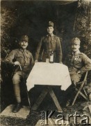 1914-1918, brak miejsca.
Żołnierze w mundurach armii austro-węgierskiej. Pierwszy z prawej siedzi Błażej Opioła, który walczył na froncie karpackim.
Fot. NN, zbiory Ośrodka KARTA, kolekcja Ryszarda Łopatki