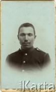 1914-1918, Kraków, zabór austriacki. 
Portret Stanisława Opioły w mundurze armii austro-węgierskiej. Fotografię wykonano w zakładzie fotograficznym Antoniego Borzęckiego przy ulicy Zwierzynieckiej 1 m. 13.
Fot. Antoni Borzęcki, zbiory Ośrodka KARTA, kolekcja Ryszarda Łopatki