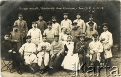 21.04.1915, Innsbruck (?), Austro-Węgry.
Ranni żołnierze z armii niemieckiej w szpitalu wojskowym, w towarzystwie pielęgniarek. 1. z lewej w 2. rzędzie stoi starszy sierżant Franciszek Opioła.
Fot. NN, zbiory Ośrodka KARTA, kolekcja Ryszarda Łopatki