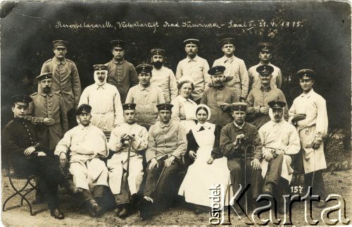 21.04.1915, Innsbruck (?), Austro-Węgry.
Ranni żołnierze z armii niemieckiej w szpitalu wojskowym, w towarzystwie pielęgniarek. 1. z lewej w 2. rzędzie stoi starszy sierżant Franciszek Opioła.
Fot. NN, zbiory Ośrodka KARTA, kolekcja Ryszarda Łopatki