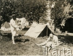 1914-1918, brak miejsca.
Żołnierze armii niemieckiej podczas odwszania odzieży.
Fot. NN, zbiory Ośrodka KARTA, kolekcja Ryszarda Łopatki