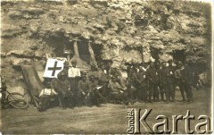 1914-1918, brak miejsca.
Żołnierze armii niemieckiej podczas postoju, przy punkcie medycznym. 
Fot. NN, zbiory Ośrodka KARTA, kolekcja Ryszarda Łopatki