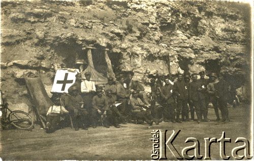 1914-1918, brak miejsca.
Żołnierze armii niemieckiej podczas postoju, przy punkcie medycznym. 
Fot. NN, zbiory Ośrodka KARTA, kolekcja Ryszarda Łopatki
