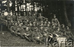 1915-1918, Hammelburg, Niemcy.
Instruktorzy i słuchacze 1 Kompanii Kursu Obsługi Karabinów Maszynowych. Na tablicy napis w języku niemieckim: 