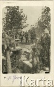 14.09.1916, brak miejsca.
Żołnierze armii niemieckiej podczas pogrzebu. 1 z prawej stoi kapelan wojskowy.
Fot. NN, zbiory Ośrodka KARTA, kolekcja Ryszarda Łopatki