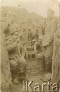 6.04.1916, brak miejsca.
Żołnierze w mundurach armii niemieckiej podczas posiłku składającego się z ziemniaków. U dołu tablica z napisem w języku niemieckim.
Fot. NN, zbiory Ośrodka KARTA, kolekcja Ryszarda Łopatki