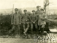 1917-1918, brak miejsca. 
Żołnierze w mundurach armii niemieckiej z sanitariuszem (1. z prawej).
Fot. NN, zbiory Ośrodka KARTA, kolekcja Ryszarda Łopatki
