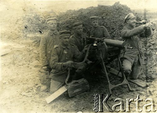 1917-1918, brak miejsca. 
Obsługa ciężkiego karabinu maszynowego MG08 (Maxim wz. 08). Czterech szeregowych i podoficer w mundurach polowych armii niemieckiej.
Fot. NN, zbiory Ośrodka KARTA, kolekcja Ryszarda Łopatki