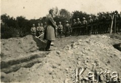 Ok. 1914-1918, brak miejsca.
Żołnierze w mundurach armii niemieckiej podczas składania wieńca.
Fot. NN, zbiory Ośrodka KARTA, kolekcja Ryszarda Łopatki