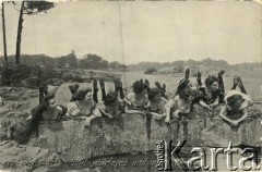 Pocz. XX wieku, Wielka Brytania (?).
Grupa kobiet w scence rodzajowej -  leżących nad wodą, opartych o skalny brzeg i spoglądających w jednym kierunku. Podpis pod fotografią w języku angielskim: 