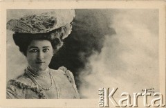 Pocz. XX wieku, Paryż, Francja.
Portret kobiety w jasnej sukni, z ozdobnym kapeluszem. Zdjęcie wykonane w atelier fotograficznym. Kartka sygnowana nazwiskiem fotografa 