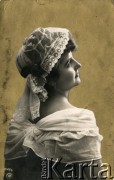 Ok. 1910, Berlin, Niemcy. 
Portret kobiety w koronkowej chustce na głowie i lnianym szalem na ramionach. Zdjęcie wykonane w atelier fotograficznym.
Fot. NN, zbiory Ośrodka KARTA, kolekcja Ryszarda Łopatki