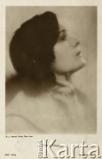 Lata 20., Paryż, Francja.
Aktorka Pola Negri [właśc. Apolonia Chaupiec]. Zdjęcie wykonane w atelier fotograficznym G. L. Manuel Frères w Paryżu. Numer seryjny pocztówki: 4246/1
Fot. G. L. Manuel Frères, zbiory Ośrodka KARTA, kolekcja Ryszarda Łopatki