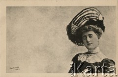 Pocz. XX wieku, Paryż, Francja.
Portret kobiety w ciemnej sukni z białym kołnierzem, w ozdobnym kapeluszu. Zdjęcie wykonane w atelier fotograficznym. Karta sygnowana nazwiskiem fotografa 