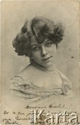 Pocz. XX wieku, Francja.
Portret kobiety w białej bluzce, z naszyjnikiem pereł. Zdjęcie wykonane w atelier fotograficznym. U dołu tekst w języku francuskim.
Fot. NN, zbiory Ośrodka KARTA, kolekcja Ryszarda Łopatki