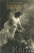 Ok. 1910, Niemcy.
Portret kobiety w jasnej sukni, nad brzegiem jeziora. Zdjęcie wykonane w atelier fotograficznym. U góry krótki wiersz w języku niemieckim.
Fot. NN, zbiory Ośrodka KARTA, kolekcja Ryszarda Łopatki
