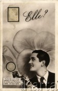 Lata 20., Francja.
Portret kobiety w ciemnej marynarce, białej koszuli, w krawacie, z bukietem kwiatów w dłoniach. Zdjęcie wykonane w atelier fotograficznym. Na kartce napis w języku francuskim.
Fot. NN, zbiory Ośrodka KARTA, kolekcja Ryszarda Łopatki