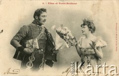 Pocz. XX wieku, Francja.
Portret mężczyzny w mundurze, wręczającego prezent i bukiet kwiatów kobiecie w sukni. Kartka wyprodukowana w drukarni A. Bergeret et Cie., Nancy.
Fot. NN, zbiory Ośrodka KARTA, kolekcja Ryszarda Łopatki