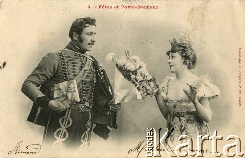 Pocz. XX wieku, Francja.
Portret mężczyzny w mundurze, wręczającego prezent i bukiet kwiatów kobiecie w sukni. Kartka wyprodukowana w drukarni A. Bergeret et Cie., Nancy.
Fot. NN, zbiory Ośrodka KARTA, kolekcja Ryszarda Łopatki