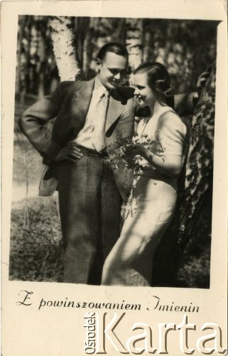 Ok. 1955, Polska. 
Portret młodej pary - kobiety w białej sukni z bukietem kwiatów i mężczyzny w garniturze. Na odwrocie tekst z życzeniami imieninowymi w języku polskim.
Fot. NN, zbiory Ośrodka KARTA, kolekcja Ryszarda Łopatki