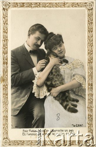 Pocz. XX wieku, Francja.
Portret zakochanej pary z kotem - mężczyzny w garniturze, białej koszuli, z muszką i kobiety w błękitnej sukni. Zdjęcie wykonane w atelier fotograficznym. U dołu odpis w języku francuskim.
Fot. NN, zbiory Ośrodka KARTA, kolekcja Ryszarda Łopatki