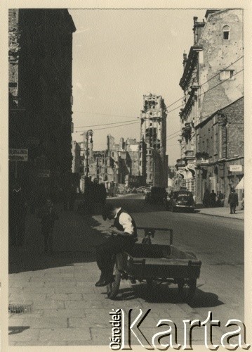 1948, Warszawa, Polska.
Ulica Szpitalna (po prawej stronie kamienica Wedla), w głębi ruiny Prudentialu przy placu Napoleona. 
Fot. F. Krabicka, zbiory Ośrodka KARTA, udostępniła Agata Bujnowska