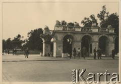 1948, Warszawa, Polska.
Grób Nieznanego Żołnierza (kolumnada po Pałacu Saskim), w głębi Park Saski.
Fot. F. Krabicka, zbiory Ośrodka KARTA, udostępniła Agata Bujnowska