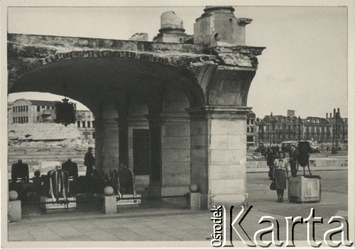 1948, Warszawa, Polska.
Grób Nieznanego Żołnierza (kolumnada po Pałacu Saskim).
Fot. F. Krabicka, zbiory Ośrodka KARTA, udostępniła Agata Bujnowska