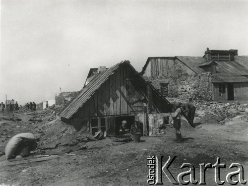19.04.1940, Kurów. 
Zniszczone bombardowaniami miasto.
Fot. F. Krabicka, zbiory Ośrodka KARTA, udostępniła Agata Bujnowska