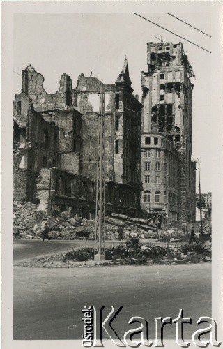 1948, Warszawa, Polska.
Zniszczone zabudowania przy Placu Napoleona, (od lewej) kamienice Goldstanda przy pl. Napoleona 3 i 5, budynek Towarzystwa Wzajemnego Kredytu i uszkodzony Prudential na rogu Świętokrzyskiej.
Fot. F. Krabicka, zbiory Ośrodka KARTA, udostępniła Agata Bujnowska